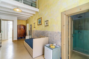 Superior Double Room, Balcony, Courtyard View | Living area | Smart TV - B&B Corte Kampánes (Gallipoli)