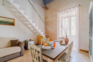 Suite, Balcony, Courtyard View | Living area | Smart TV - B&B Corte Kampánes (Gallipoli)