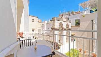 Suíte júnior, sacada, vista para o pátio | Terraço/pátio
