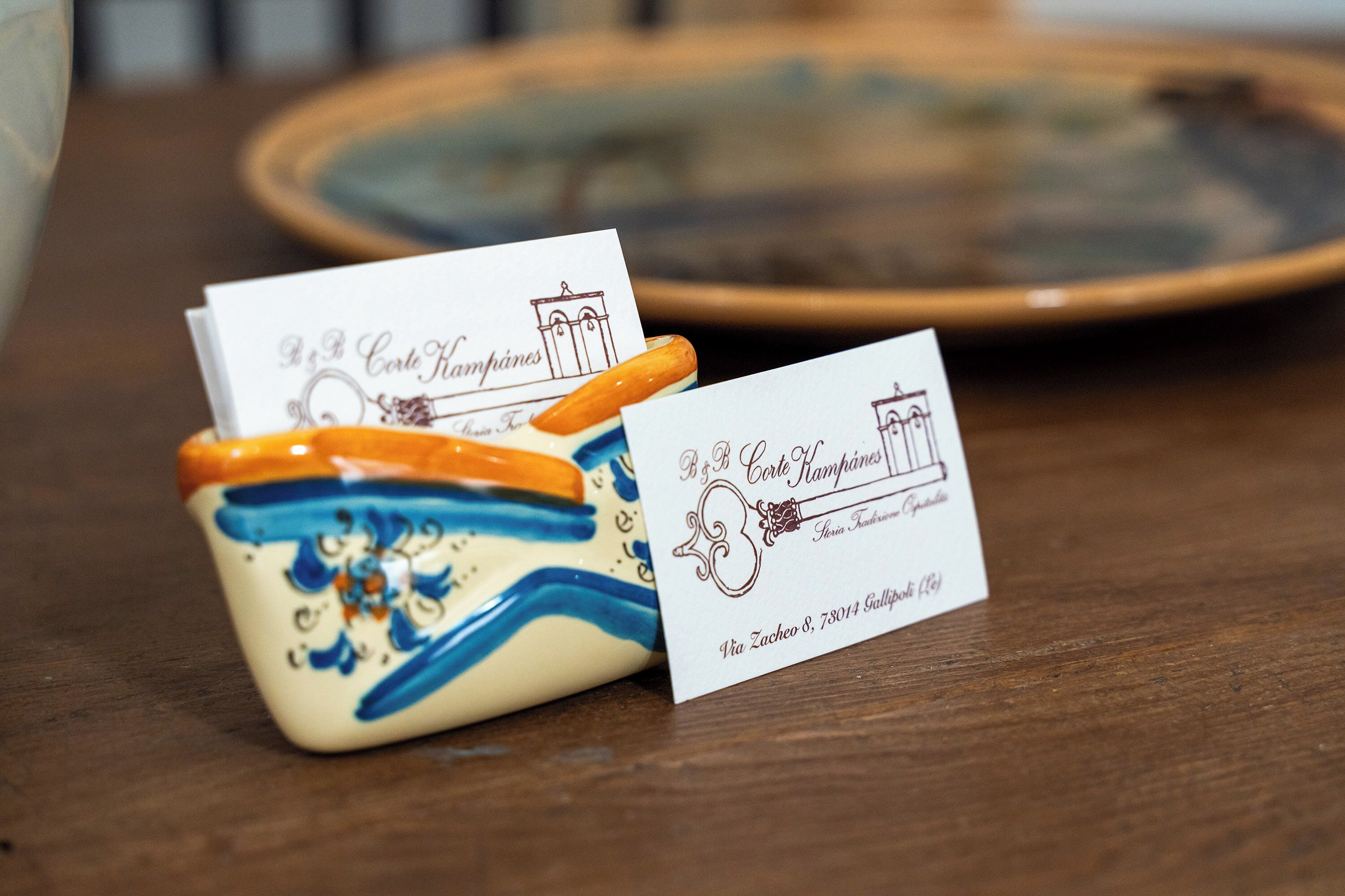 Un recipiente de cerámica con tarjetas de presentación y un diseño decorativo.