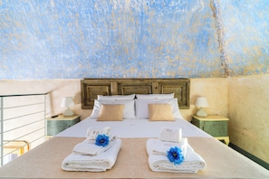 Suite, balcone, vista cortile | Minibar, tende oscuranti, ferro/asse da stiro