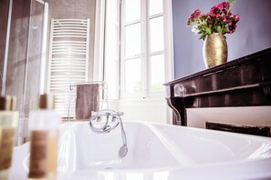 مجففات شعر، مناشف، صابون، ورق حمّام