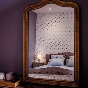 A bedroom with a bed, a nightstand, a lamp, and a mirror. - Château de la Grange Moreau - Room Jacques Louis Belin de Béru (Vallon-sur-Gée)