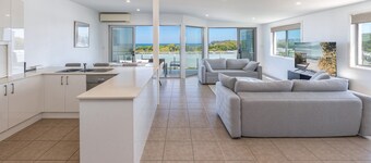 16/21A Red Head Road