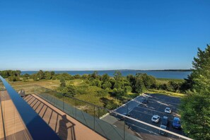 A parking area with a view of a body of water and trees. - Air Condtioned Apartment | Rooftop Pool (Mielno)