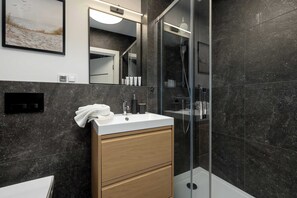 Douche, sèche-cheveux, serviettes fournies, shampoing