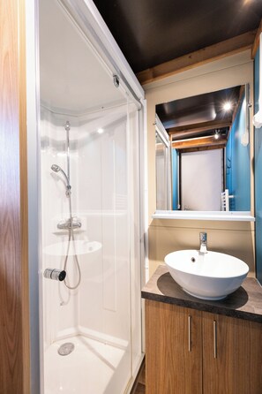 Douche, serviettes fournies