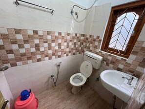 Free toiletries, towels, soap, shampoo - Palaash Bon Homestay (Guwahati)