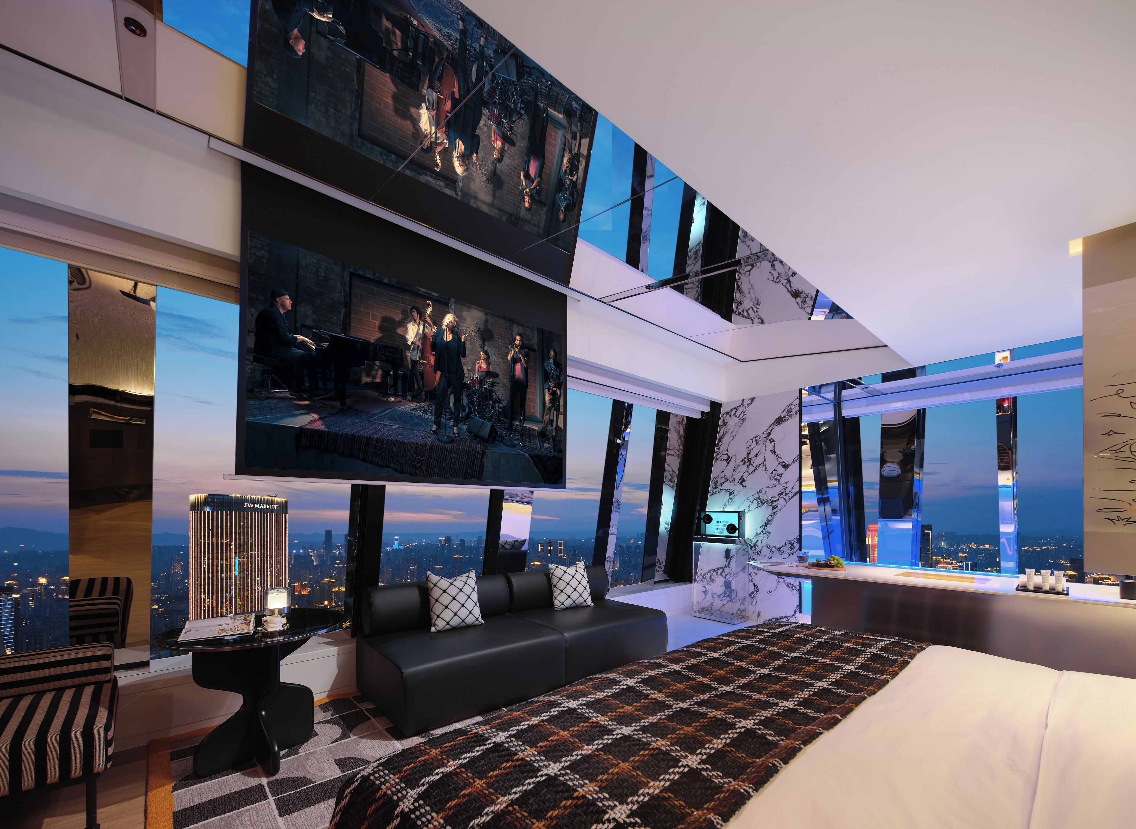 Rom – deluxe, elveutsikt | Safe på rommet, blendingsgardiner og strykejern/-brett