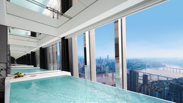 Une chambre d’hôtel moderne dotée d’une grande fenêtre, d’une piscine et offrant une vue sur la ville.
