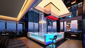 Un intérieur moderne avec un bar, de grandes fenêtres et une vue sur la ville.