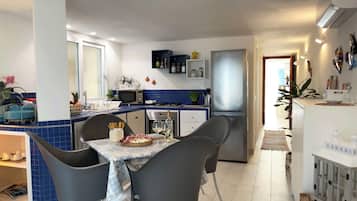 Premium Apartment, Partial Sea View | Private kitchen
