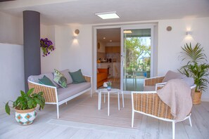 Deluxe-huoneisto, osittainen merinäköala | Terassi/patio