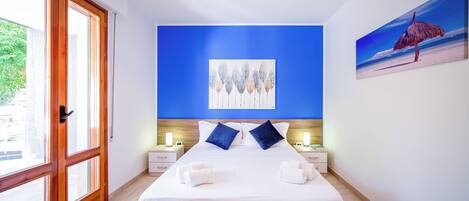 Departamento familiar, vista al mar | Caja de seguridad en la habitación y tabla de planchar con plancha