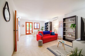 Family Apartment, Sea View | Living area