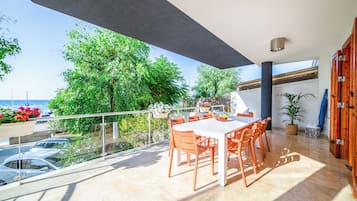 Familienapartment, Meerblick | Speisen im Freien