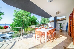 Familienapartment, Meerblick | Speisen im Freien