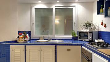 Premium Apartment, Partial Sea View | Private kitchen