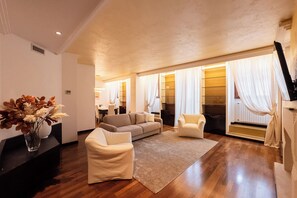 Apartment, 3 Bedrooms, City View | Living area - Lussuosa residenza - Terrazza Arena (Verona)