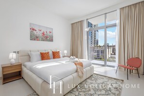 Quarto de hotel moderno com uma cama grande, vista para a cidade e varanda.