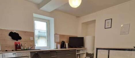 Kjøleskap, mikrobølgeovn, ovn og kjøkkenutstyr