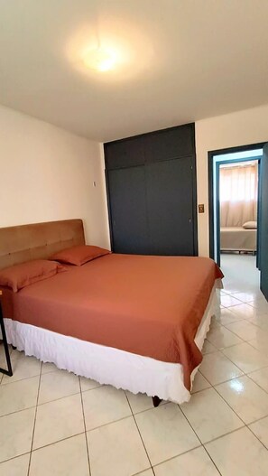 2 chambres, fer et planche à repasser, Wi-Fi, draps fournis