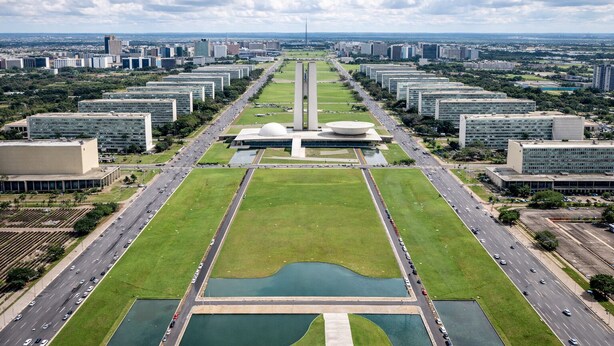An aerial view of a cityscape with a central plaza, modern buildings, and a large water feature. - 2 bed apart in Asa Sul • Premium Location • Next Esplanada, Lake, Parks, Airport (Brasília)