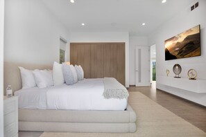 Luxury House, Multiple Beds, Pool Access, Mountain View (Colgate Vantage) - Colgate Vantage - The House of Views Rooftop Deck & Hollywood Hills Vistas (Los Angeles)