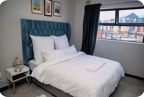 2 bedrooms, iron/ironing board, WiFi, bed sheets - The space is deigned with comfort, peace and easy living in mind. (Midrand)