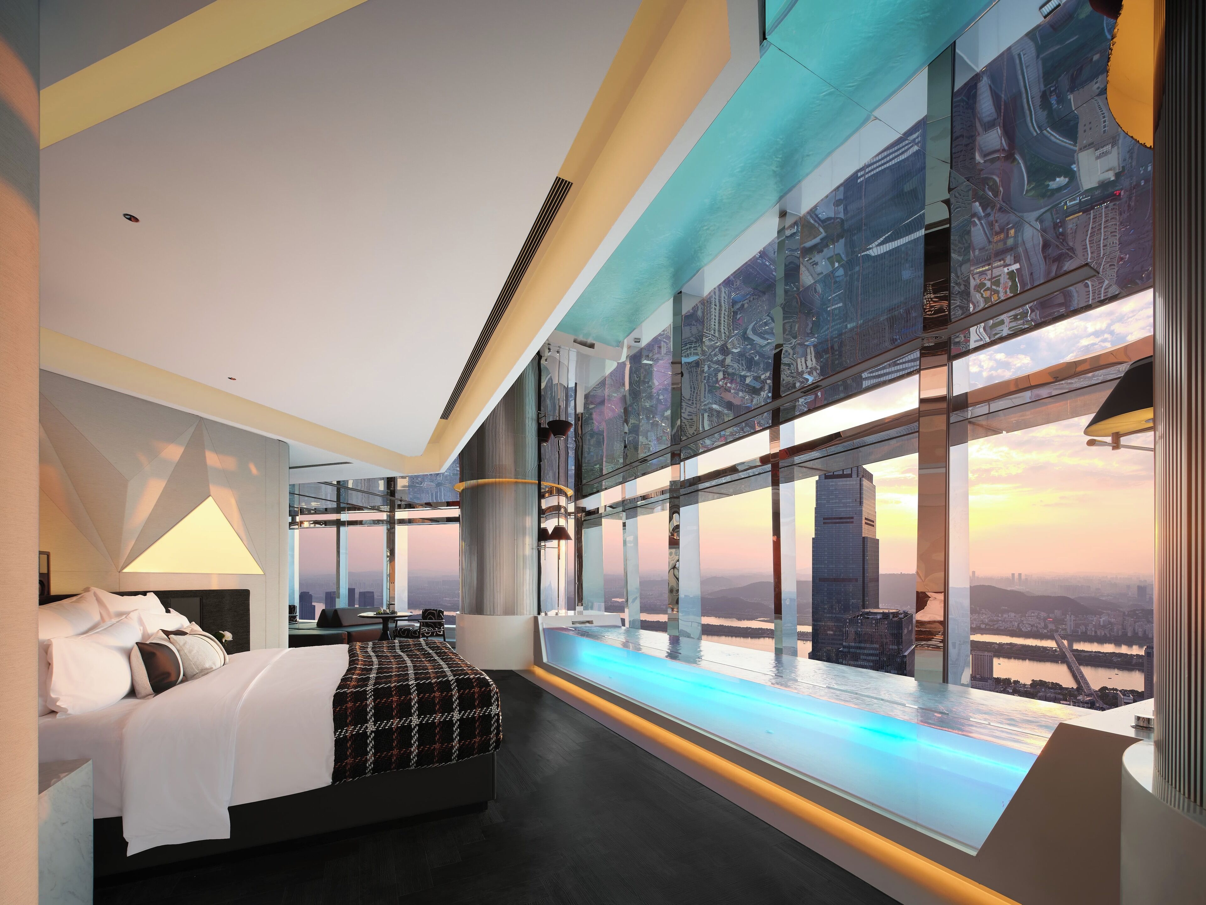 Suite estudio superior, vistas al río | Caja fuerte, cortinas opacas, tabla de planchar con plancha