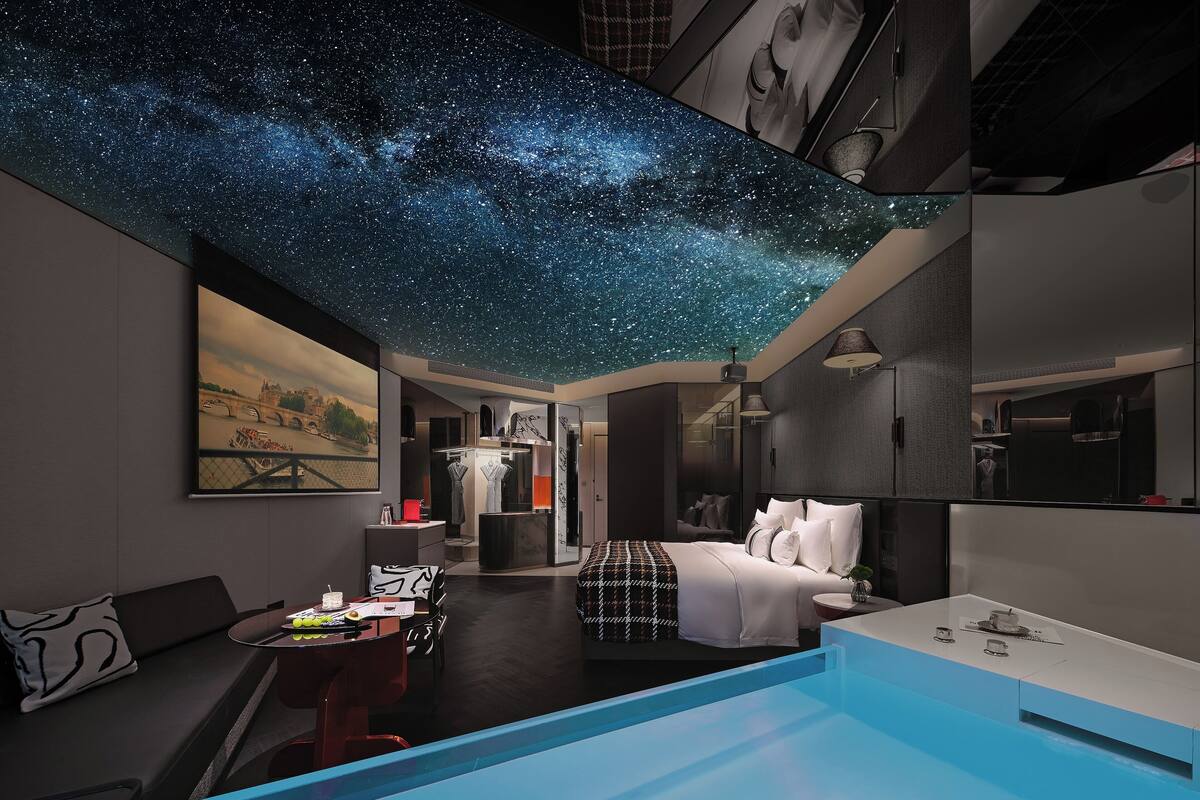 ห้องลักซ์ชัวรี่ดับเบิล, อ่างน้ำร้อน, วิวเมือง (Starry) | ผ้านวมขนเป็ด, ตู้นิรภัยในห้องพัก, ผ้าม่านกันแสง, ห้องเก็บเสียง