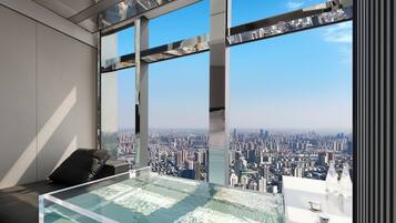 Standard City View King Room with Private Hot Tub | Down comforters, in-room safe, blackout drapes, soundproofing
