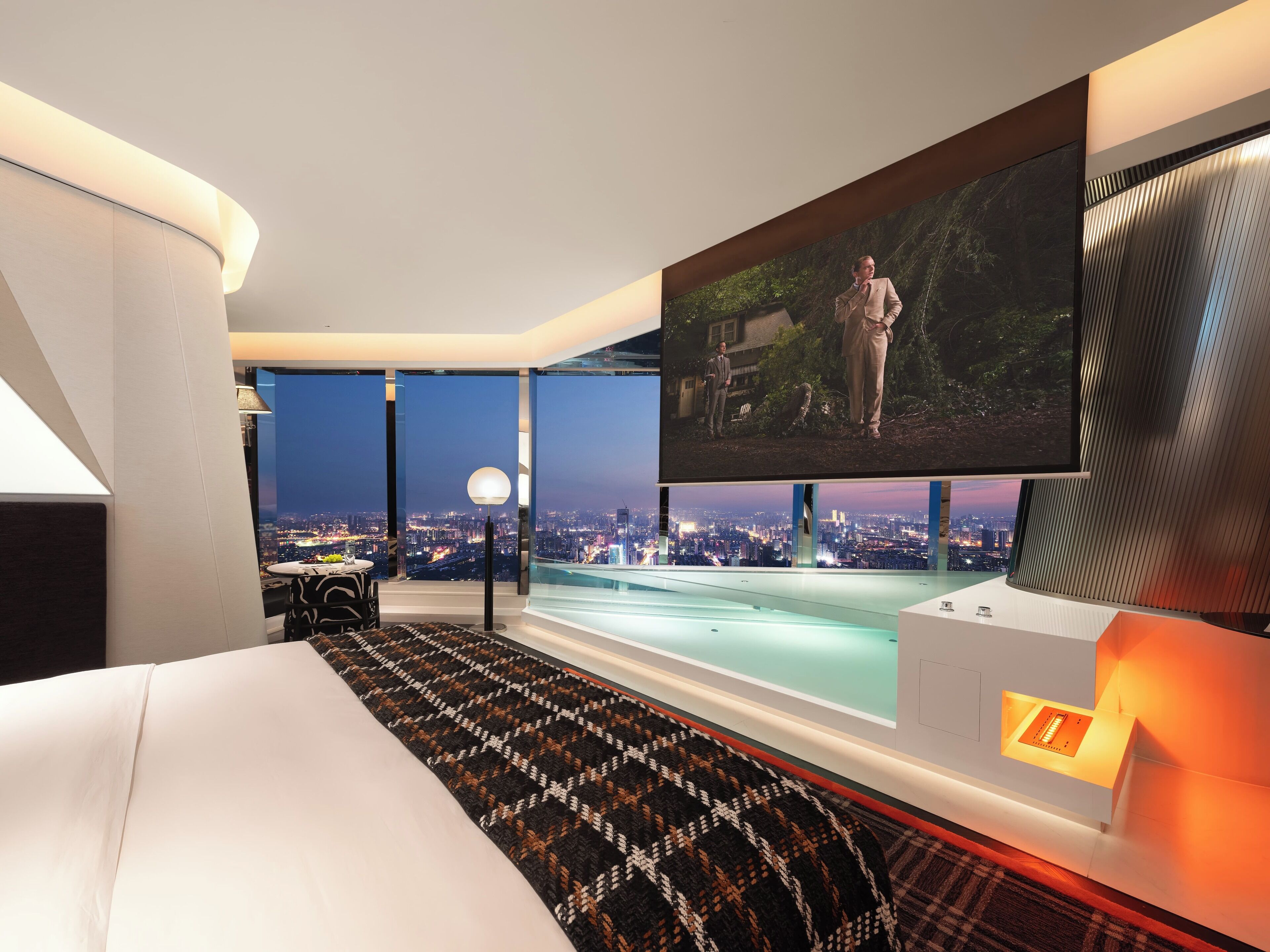 Suite estudio Deluxe, vistas a la ciudad | Caja fuerte, cortinas opacas, tabla de planchar con plancha