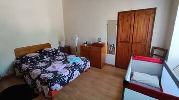 2 chambres, fer et planche à repasser