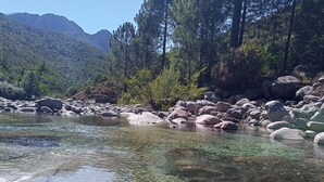 A clear river with visible rocks and trees in the background. - 🌿Village house full of charm🌿 Haven of peace 5 minutes from a river 🌿 (Manso)