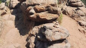 A stack of rocks with a clear view of a mountainous landscape and a body of water in the background. - 🌿Village house full of charm🌿 Haven of peace 5 minutes from a river 🌿 (Manso)