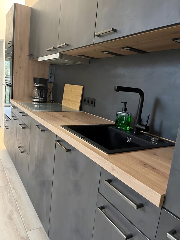 Kühlschrank, Mikrowelle, Ofen, Herdplatte