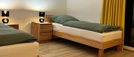 3 عدّة غرف نوم وواي فاي وملاءات أسرّة