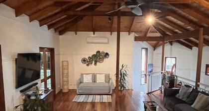 3-bedroom Coastal Escape Walk to Macmasters Beach