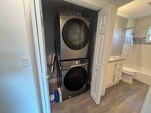 Ducha, toallas, jabón y papel higiénico