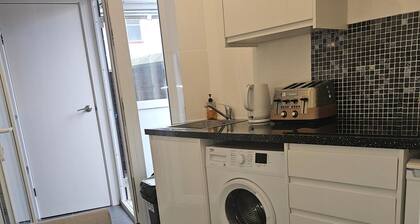 House - Sleeps 2 - Royal Vic Station 5 Mins Walk