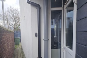 Exterior detail - London Oasis Retreat (London)