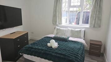 1 bedroom, WiFi (free), bed sheets