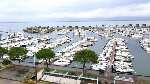 A marina with numerous boats docked in rows, a clear sky, and a distant view of the sea. - T2 exceptional marina view (Arcachon)