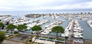 A marina with numerous boats docked in rows, a clear sky, and a distant view of the sea. - T2 exceptional marina view (Arcachon)