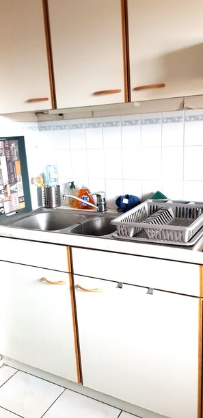 Kühlschrank, Ofen, Herdplatte, Wasserkocher mit Kaffee-/Teezubehör