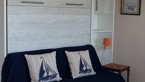A room with a bed, a wardrobe, a small table, and a lamp. - T2 exceptional marina view (Arcachon)