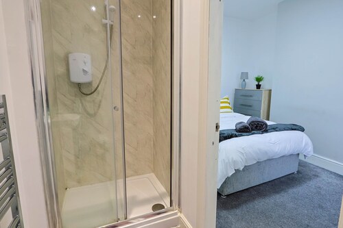 Elevate suites Darlington private bathroom room 5
