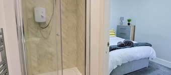 Elevate suites Darlington private bathroom room 5