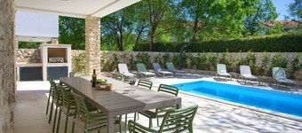 Villa Bellissima with heated pool